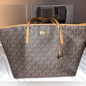 Michael Kors Saffiano Medium Jet Set Travel Tote
